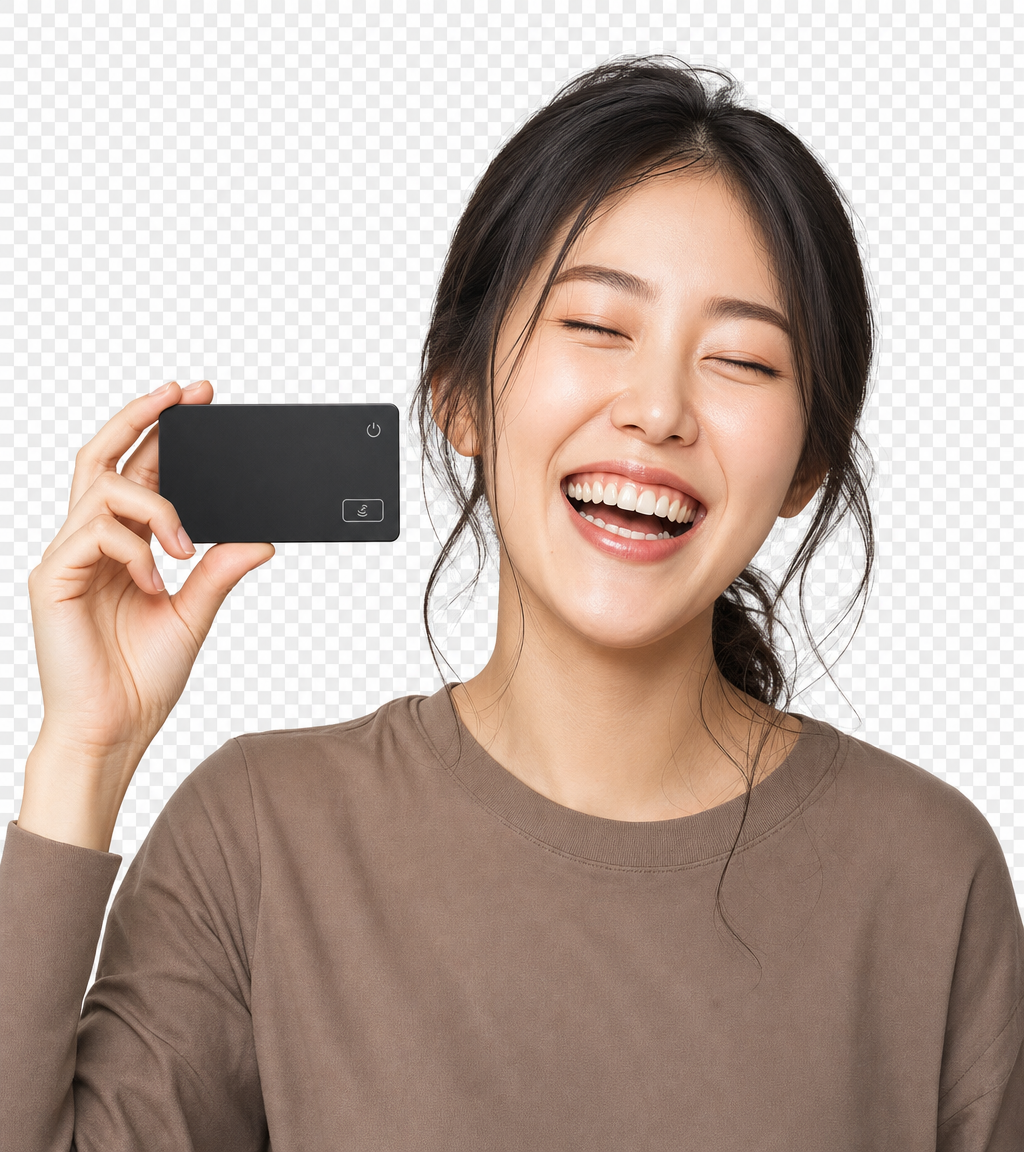 RITOカードを持って笑う女性