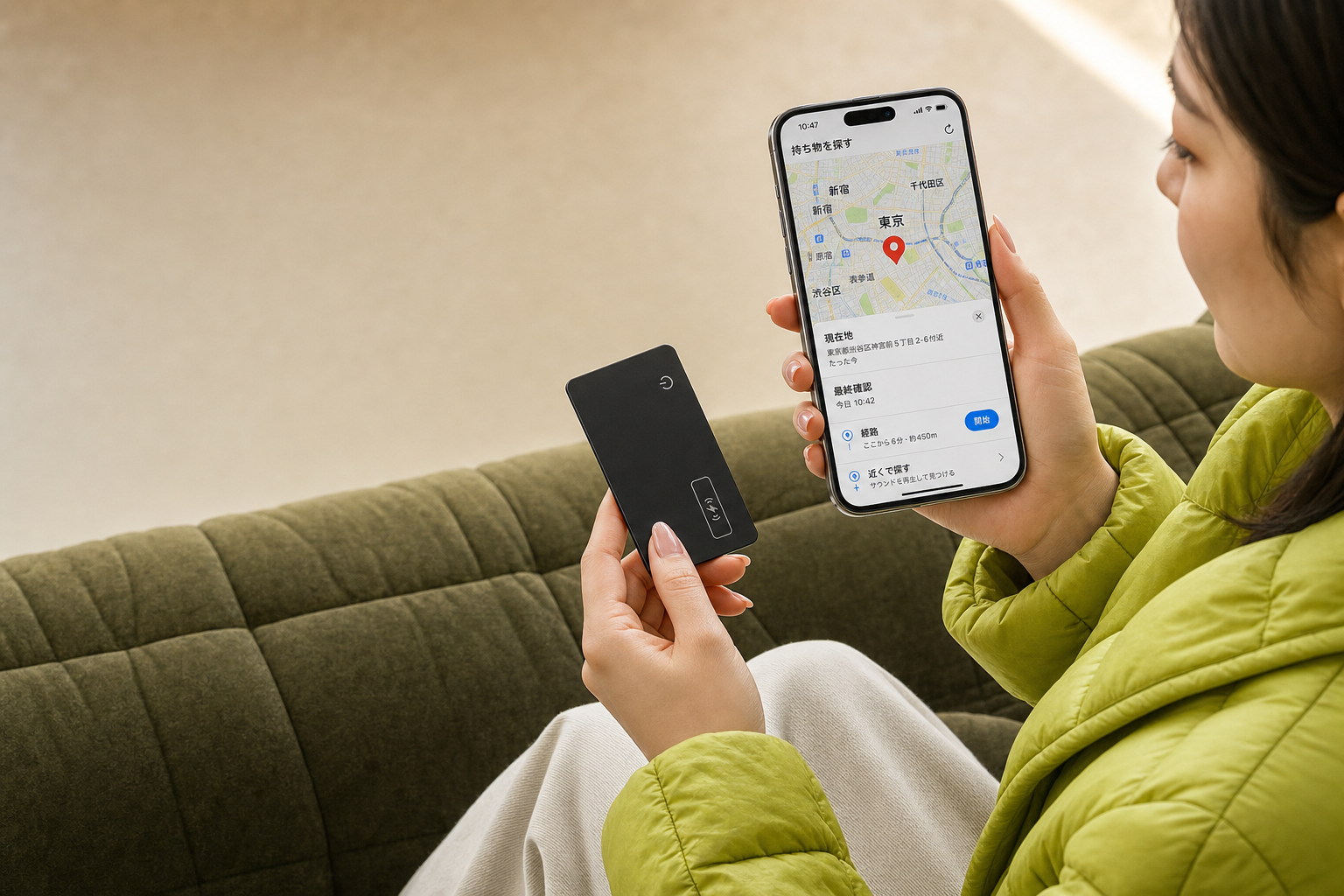 マップを表示したiPhoneを持つ手
